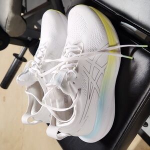 Nearly Brand New Asics Gel Nimbus 25